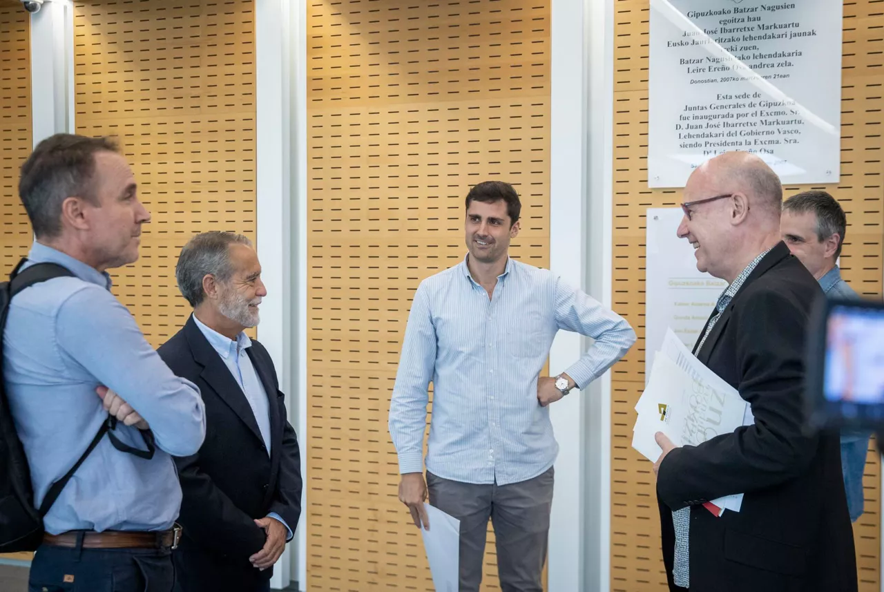 Lezama, en el centro, en las Juntas Generales. Foto: EFE