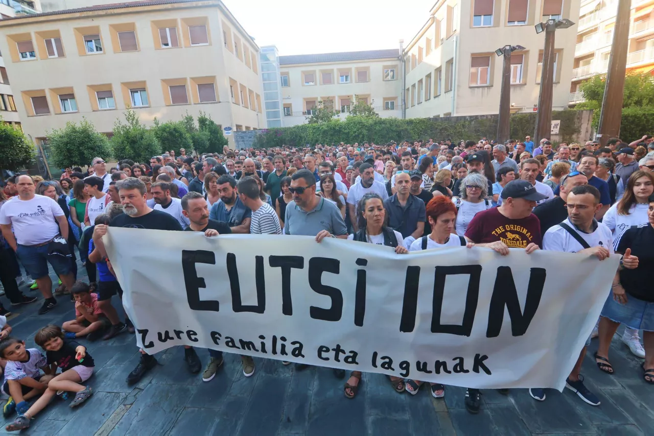 Senitarteko eta lagunek elkarretaratze batean salatu zuten jipoia, ekainean.