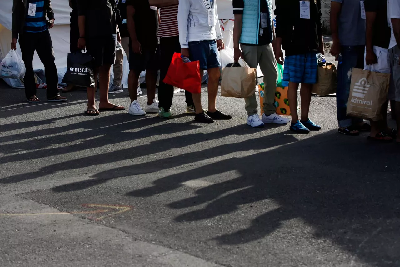 Migrantes en un centro de migración de Grecia