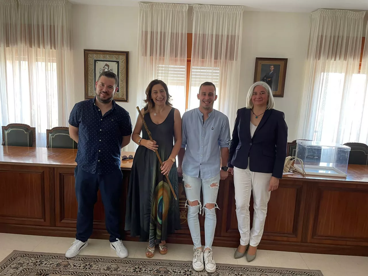 Noelia Guerra (UPN) alkate makilarekin, atzo, Castejonen.