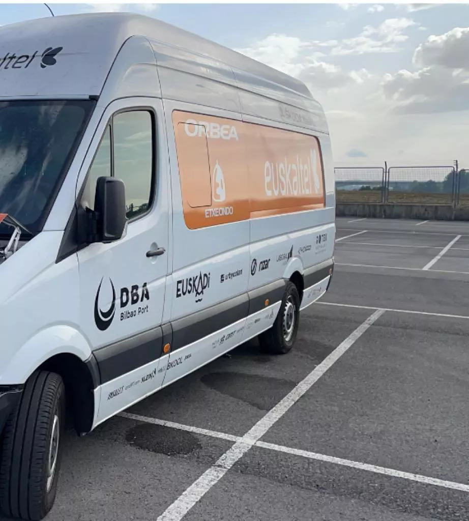 Euskaltel-Euskadi taldeko furgoneta