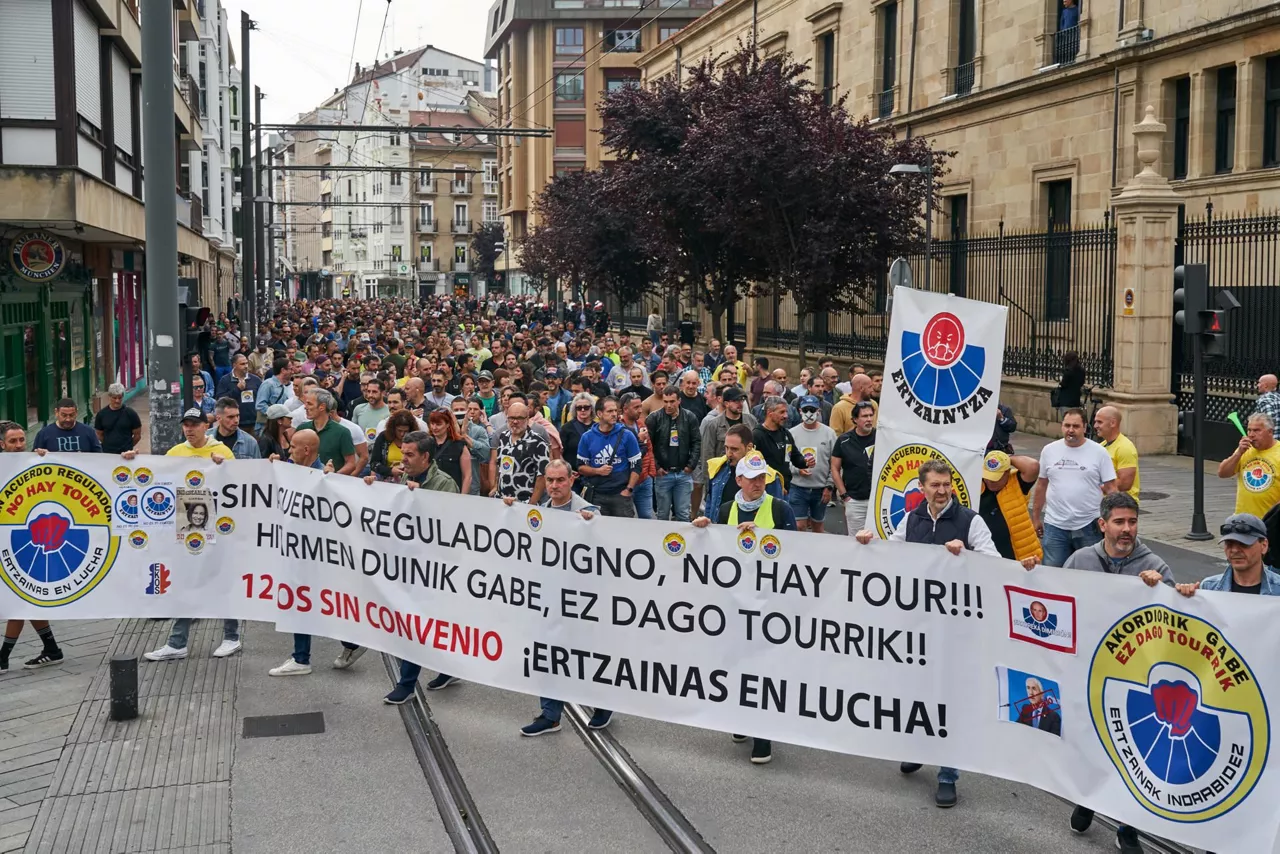 Ertzainen manifestazioa, pasa den ostegunean, Legebiltzar aurrean. EFE.