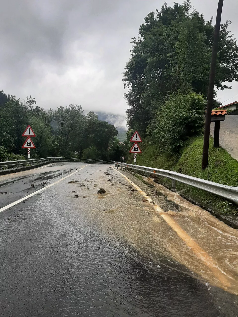 Igandeko euri-jasa Balmasedan (Bizkaia).