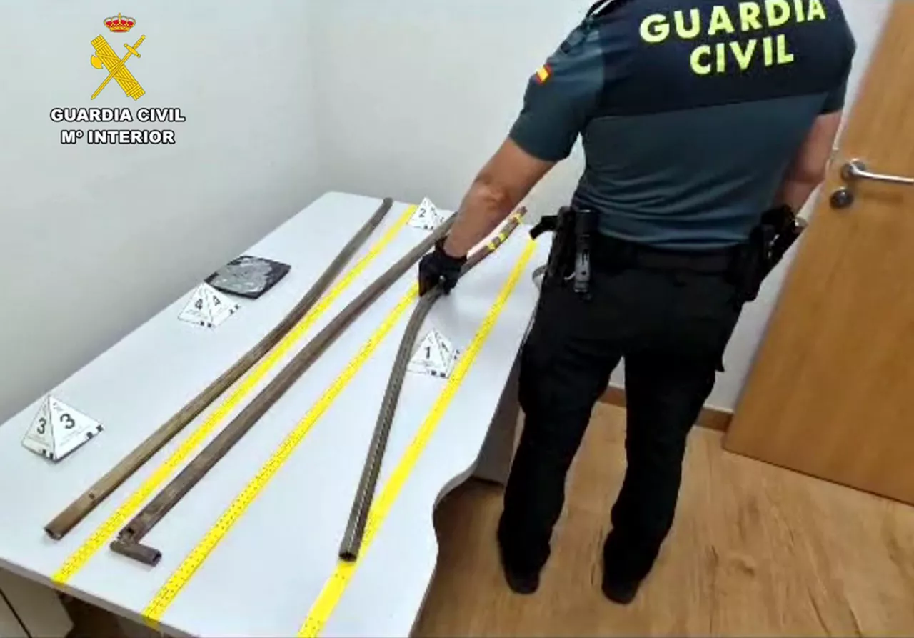 Las barras metálicas utilizadas en la agresión.