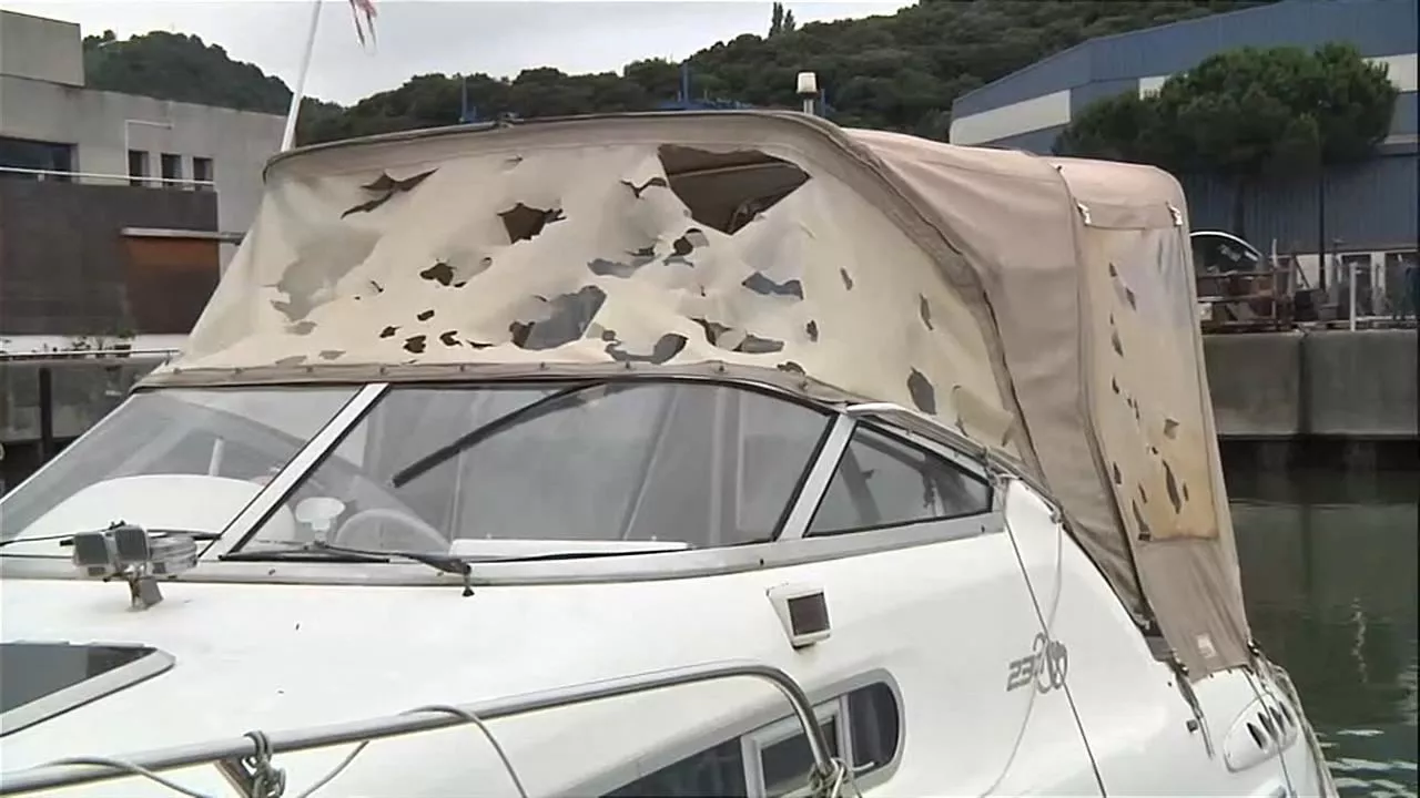 Un barco de recreo acribillado por el pedrisco en Zumaia (Gipuzkoa).