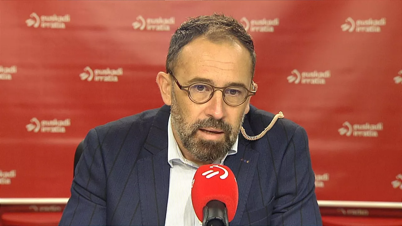 Denis Itxaso, en los estudios de Radio Euskadi. Foto: EITB MEDIA