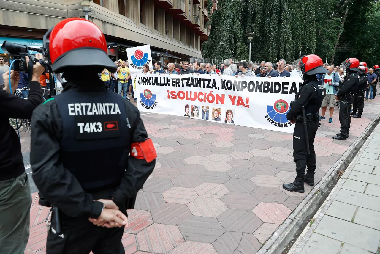 Una protesta de ertzainas frente al Parlamento Vasco. Foto de archivo: EFE