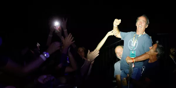 Jaime Lafita ELAko gaixoak Chris Isaaken estimu hitzak jaso ditu. Argazkia: EFE