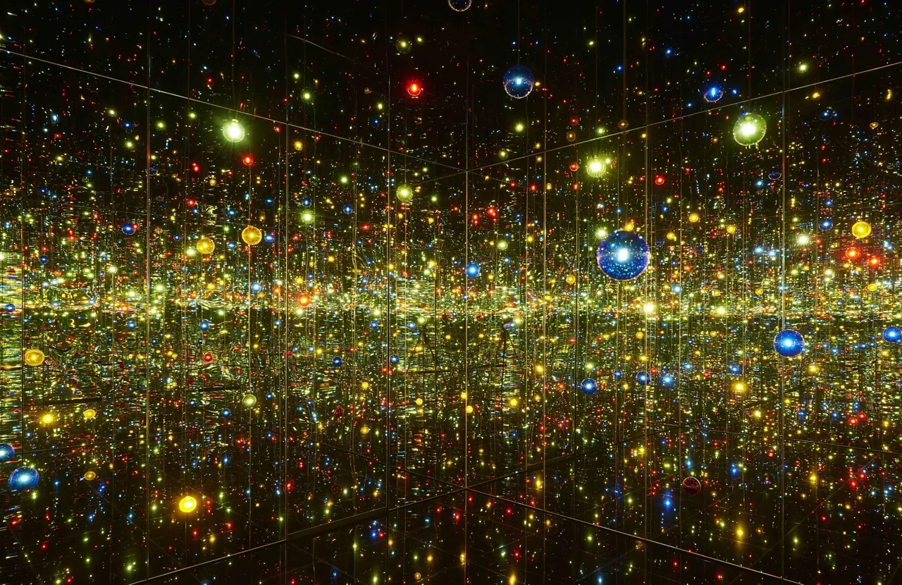 Yayoi Kusama  Sala de espejos del infinito – (Infinity Mirrored Room – A Wish for Human Happiness Calling from Beyond the Universe, 20  ©YAYOI KUSAMA
