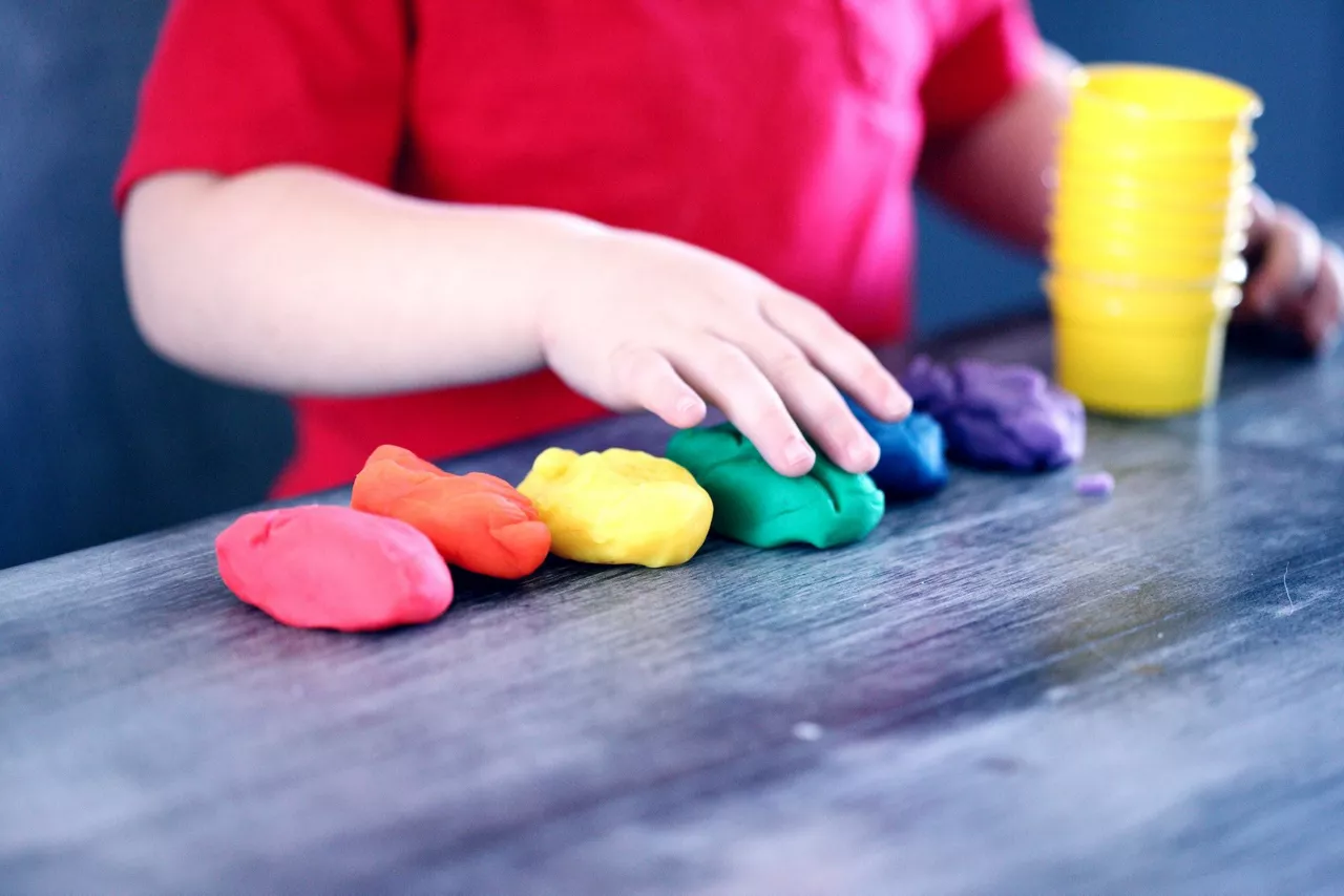 Un niño jugando con plastilina
