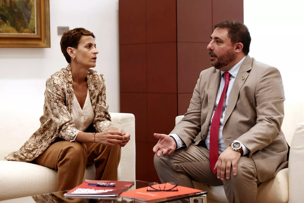 Unai Hualde, (d) recibe a Maria Chivite
