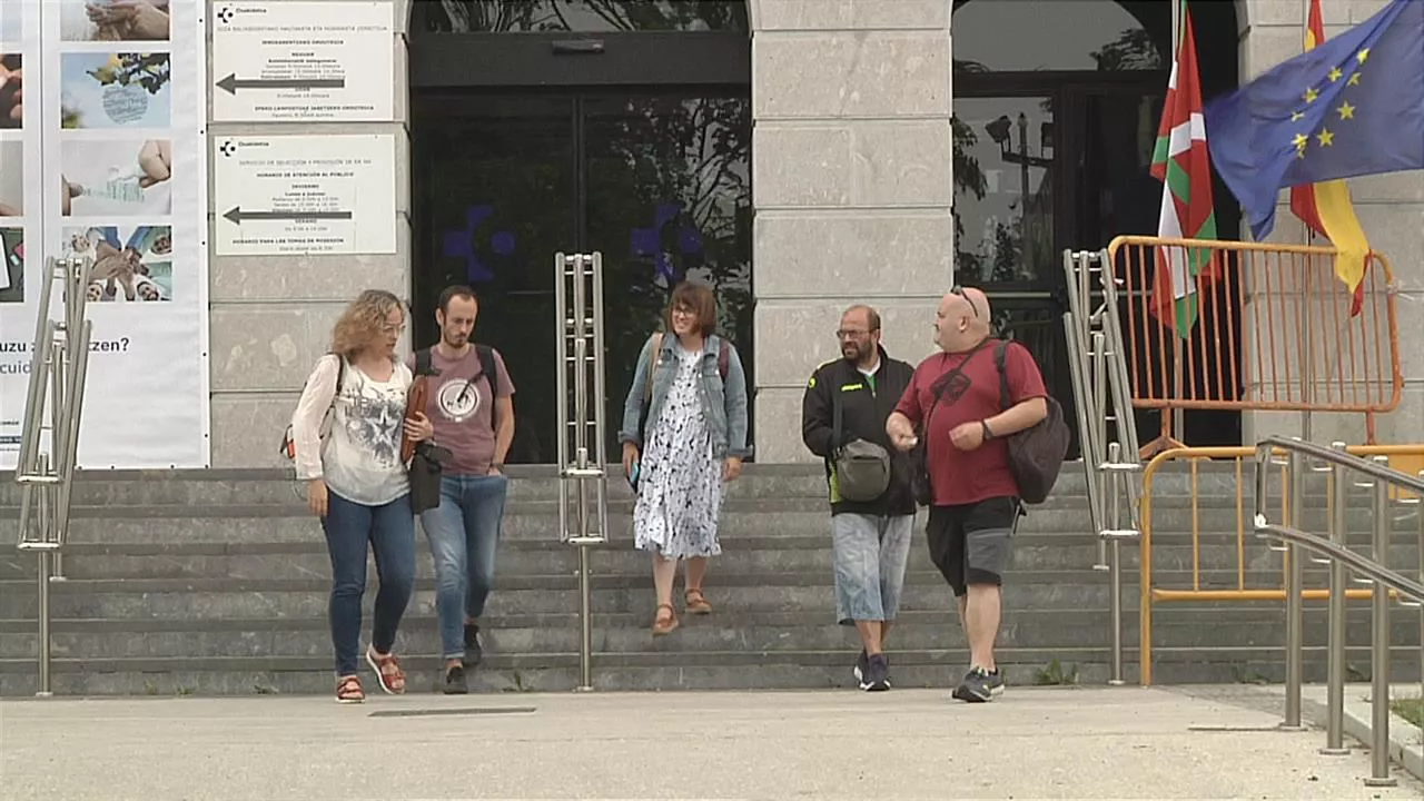 Sindikatuetako ordezkariak Osakidetzaren Mahaiko bileratik ateratzen. Irudia: EITB