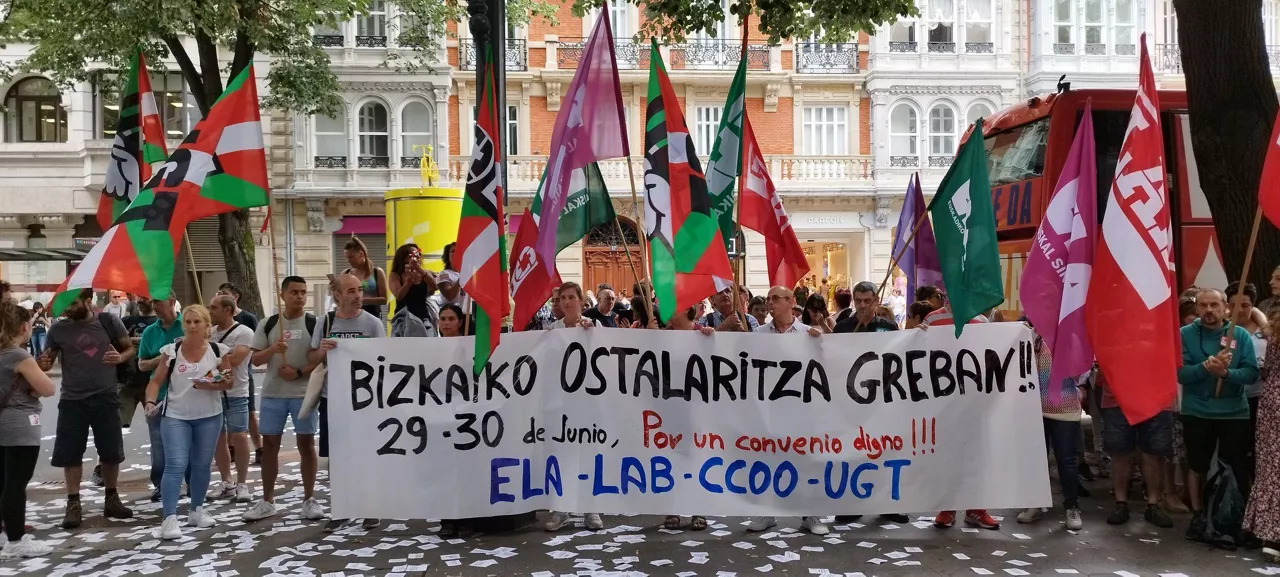 Elkarretaratzea patronalaren egoitza aurrean, Bilbon. Argazkia: LAB