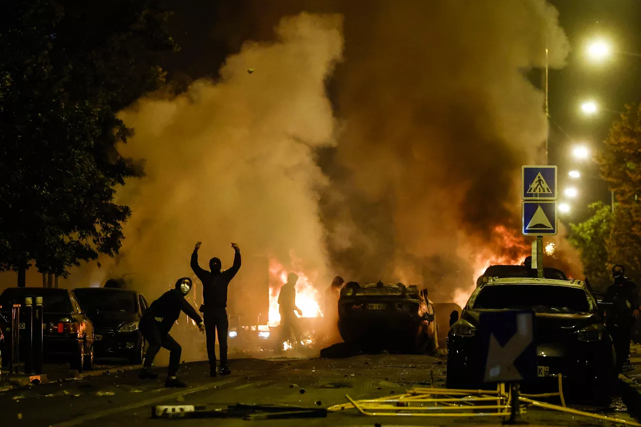 Nanterreko protesta eta istiluen argazkia