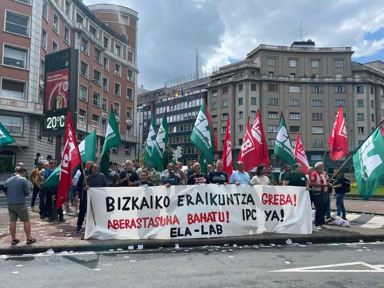 Concentración de los trabajadores de la construcción, este viernes, en Bilbao. Foto: @ELABilbo