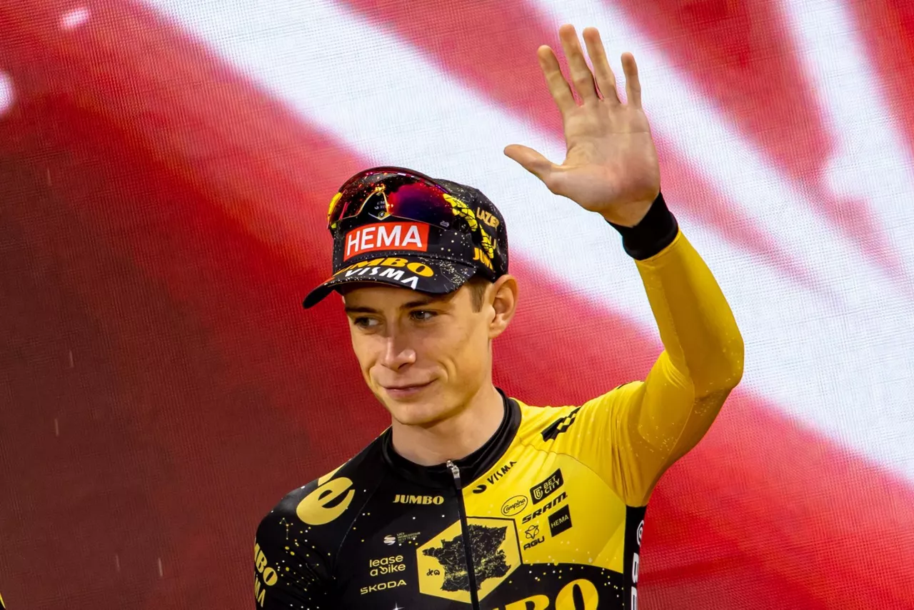 Jonas Vingegaard, ostegunean, taldeen aurkezpenean. Argazkia: EFE.