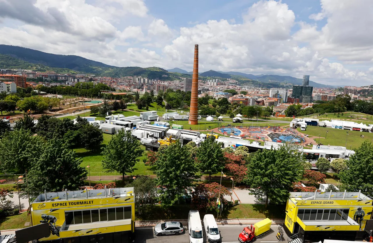 Camiones del Tour de Francia y medios de comunicación en el parque de Etxebarria (Bilbao). Foto: EFE
