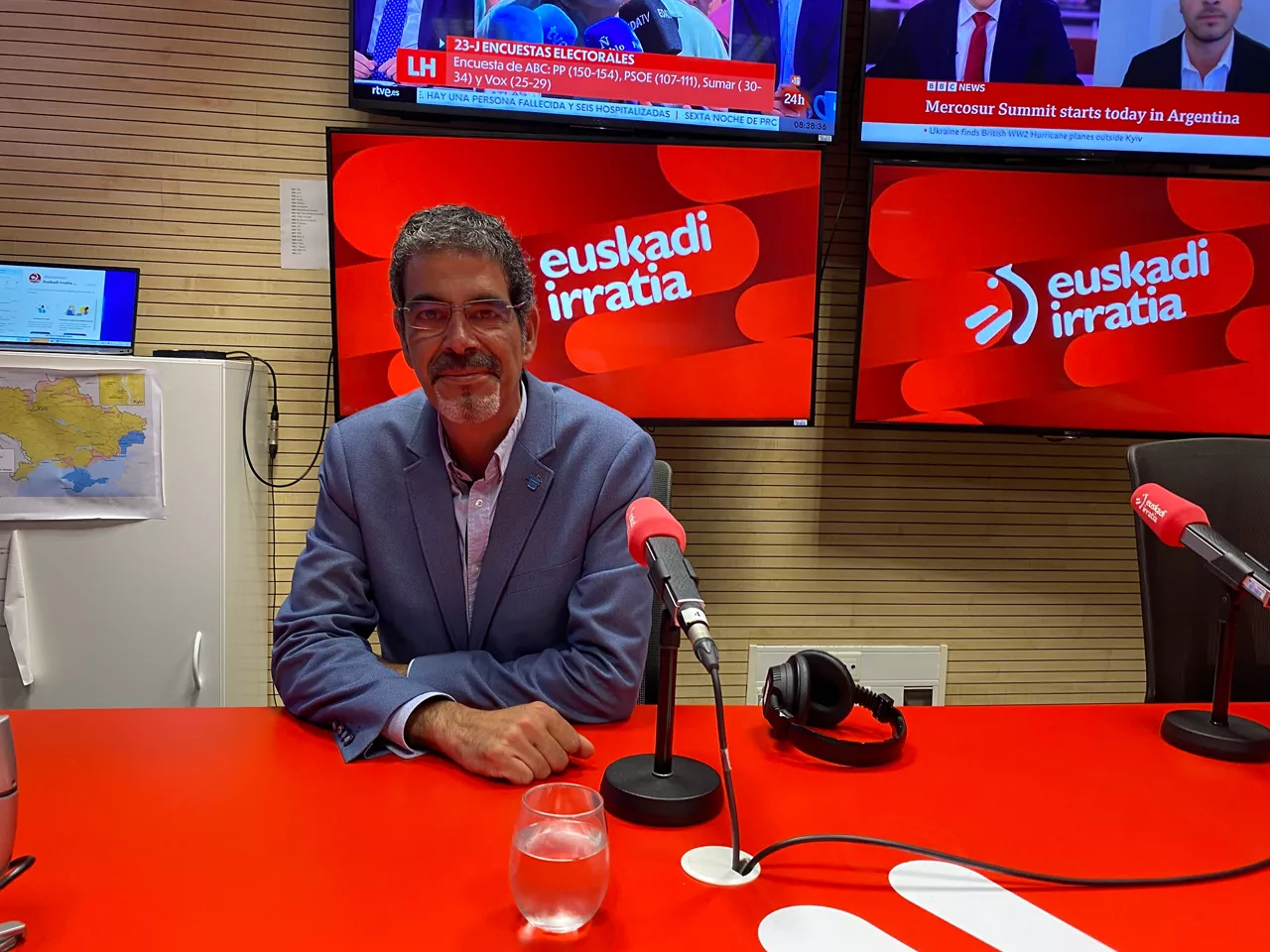 Eneko Goia Donostiako alkatea Euskadi Irratiko estudioetan.
