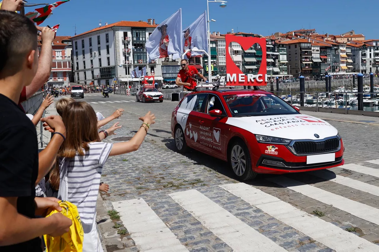 La caravana del Tour, en Lekeitio. Foto: EFE
