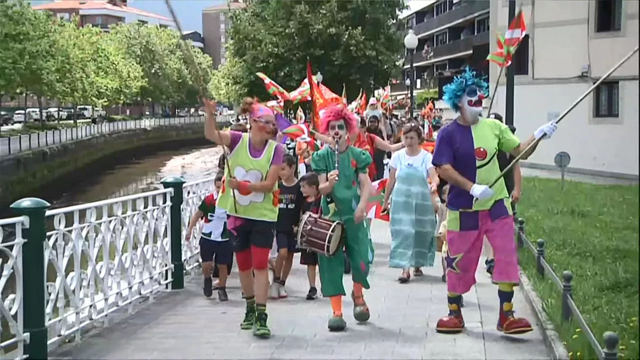 Cientos de personas han ido en "kalejira" hasta el puente Santiago.