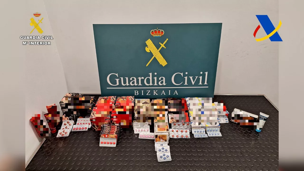Las pastillas y botes potenciadores sexuales intervenidos en el aeropuerto de Bilba. Guardia Civil
