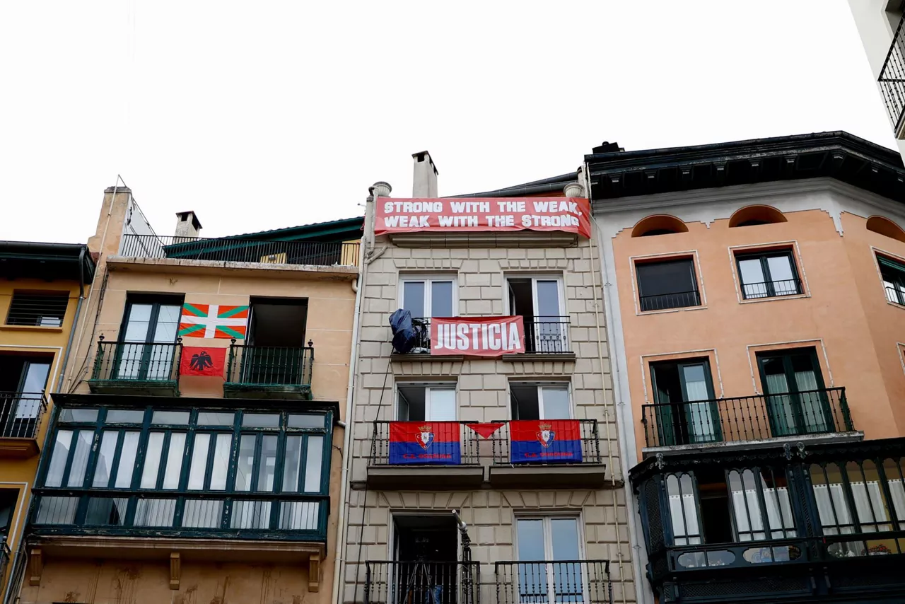 Iruñeko balkoietan UEFAri erreferentzia egiten dioten pankartak. Argazkia: EFE