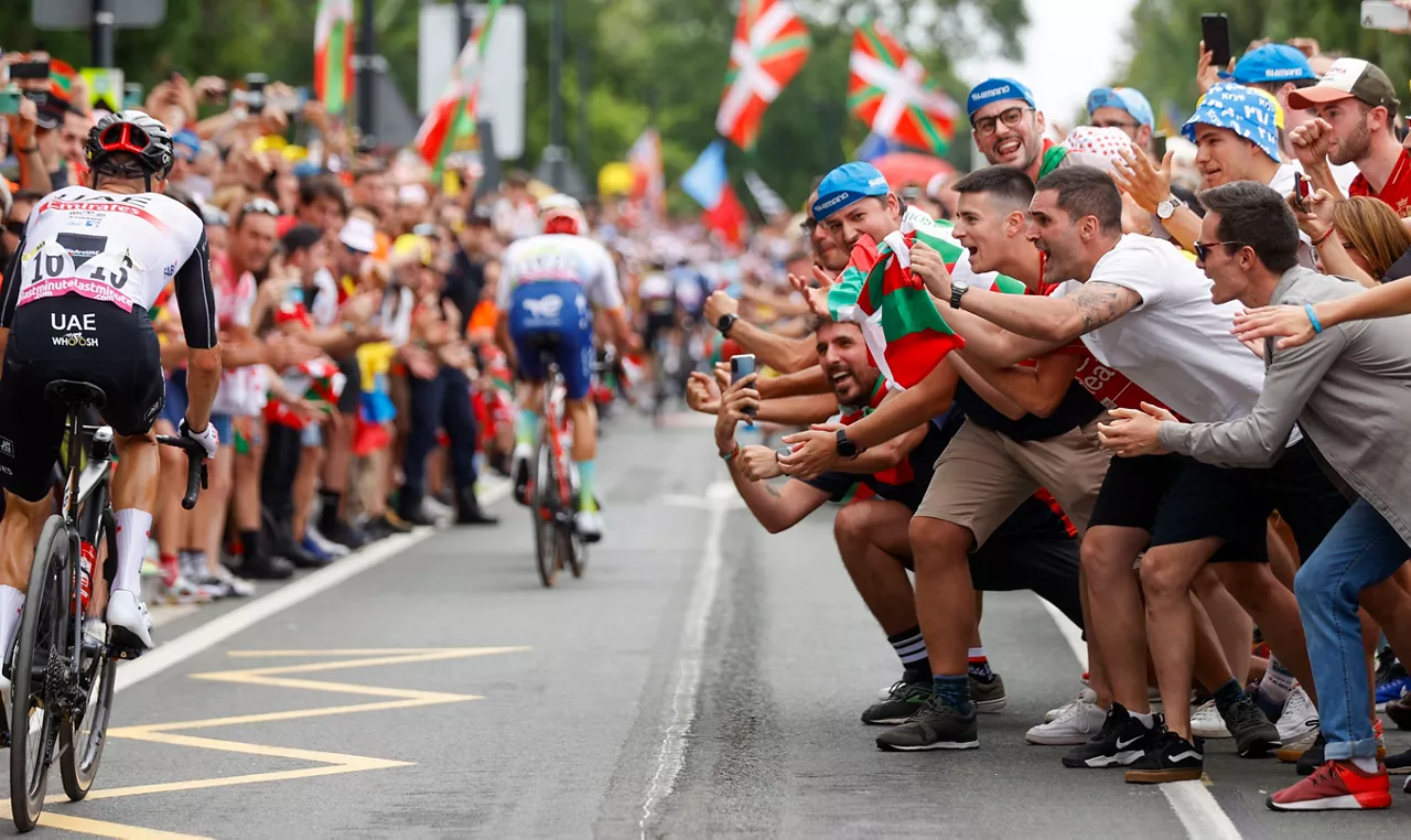 Un corredor es aclamado por la afición durante la primera etapa del Tour en Bilbao.