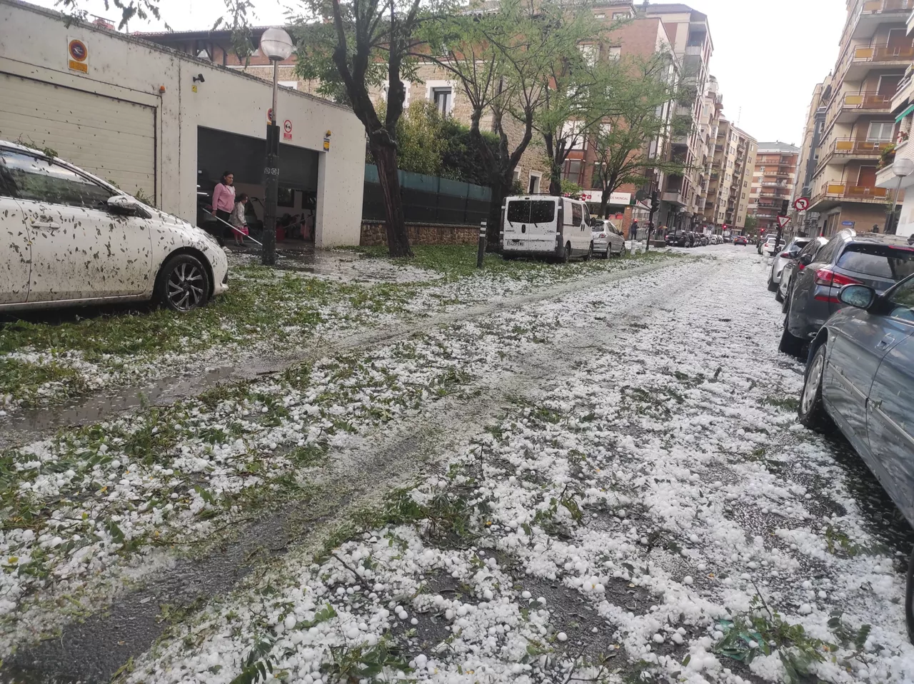 Gasteizko kale bat harri-erauntsiaren ostean. Artxiboko argazkia: Blanca Valgañon
