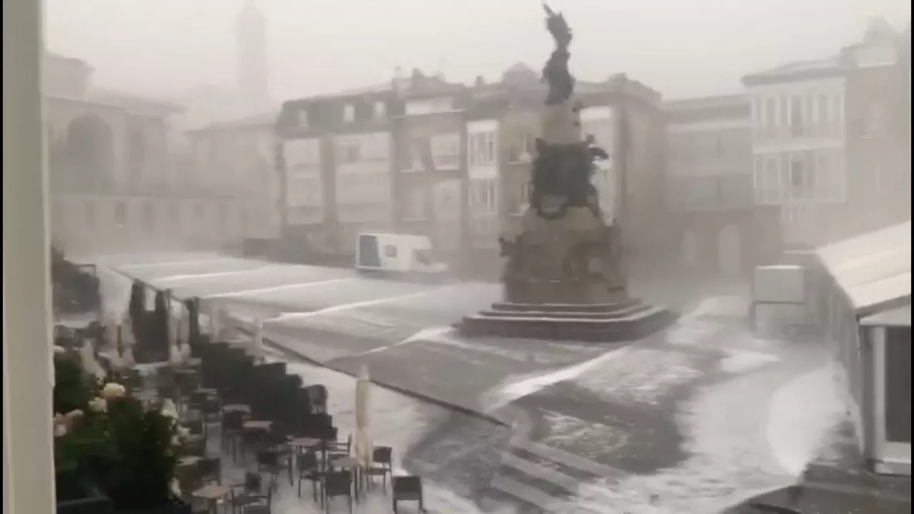 La Plaza de la Virgen Blanca de Vitoria-Gasteiz, cubierta de granizo