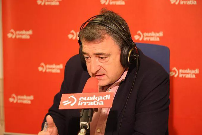 Aitor Esteban en los estudios de Euskadi Irratia. Foto: EAJ-PNV