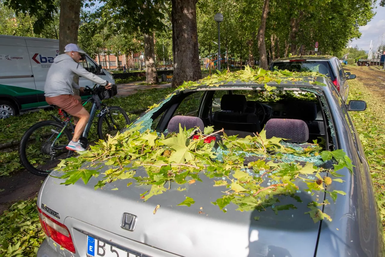 vitoria-granizada-daños-coche gasteiz txingorra kalteak-efe