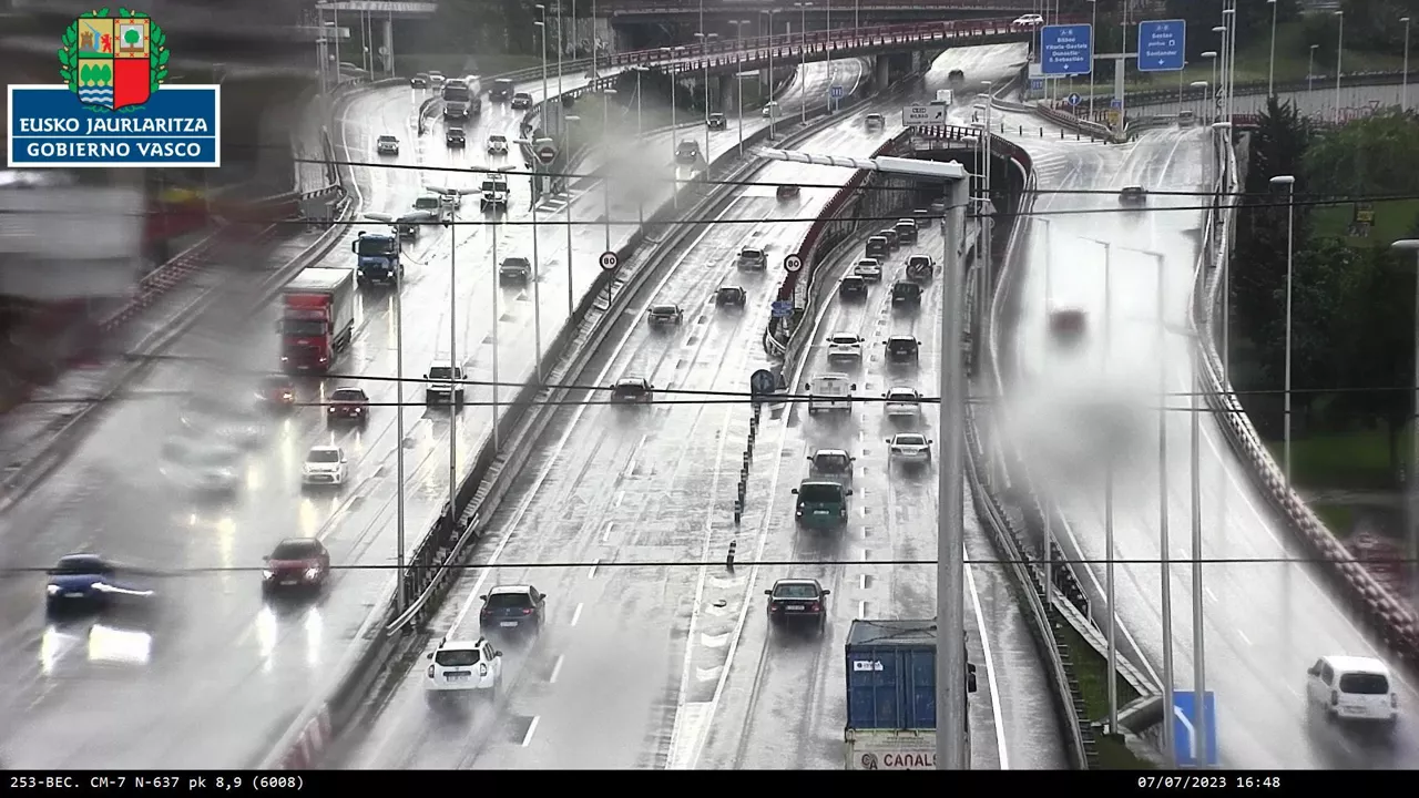 Tráfico lento en la A-8, sentido Santander. Foto: Trafiko Zuzendaritza