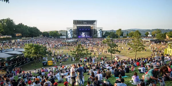 Ambiente de público el viernes en la segunda jornada del festival BBK Live. Foto: EFE.