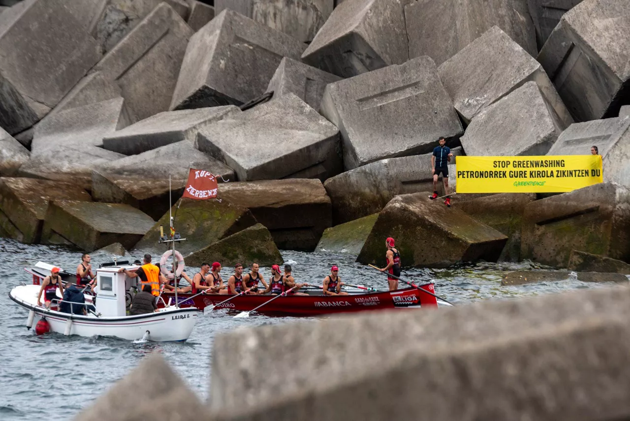 Greenpeace-zierbena-petronor-@GreenpeaceEUS