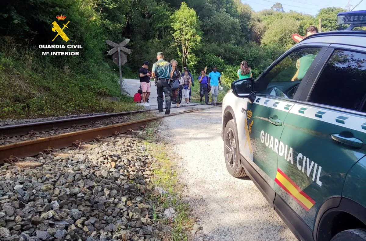 Santander-Bilbo lineako trena hustu duten unea. Argazkia: EFE