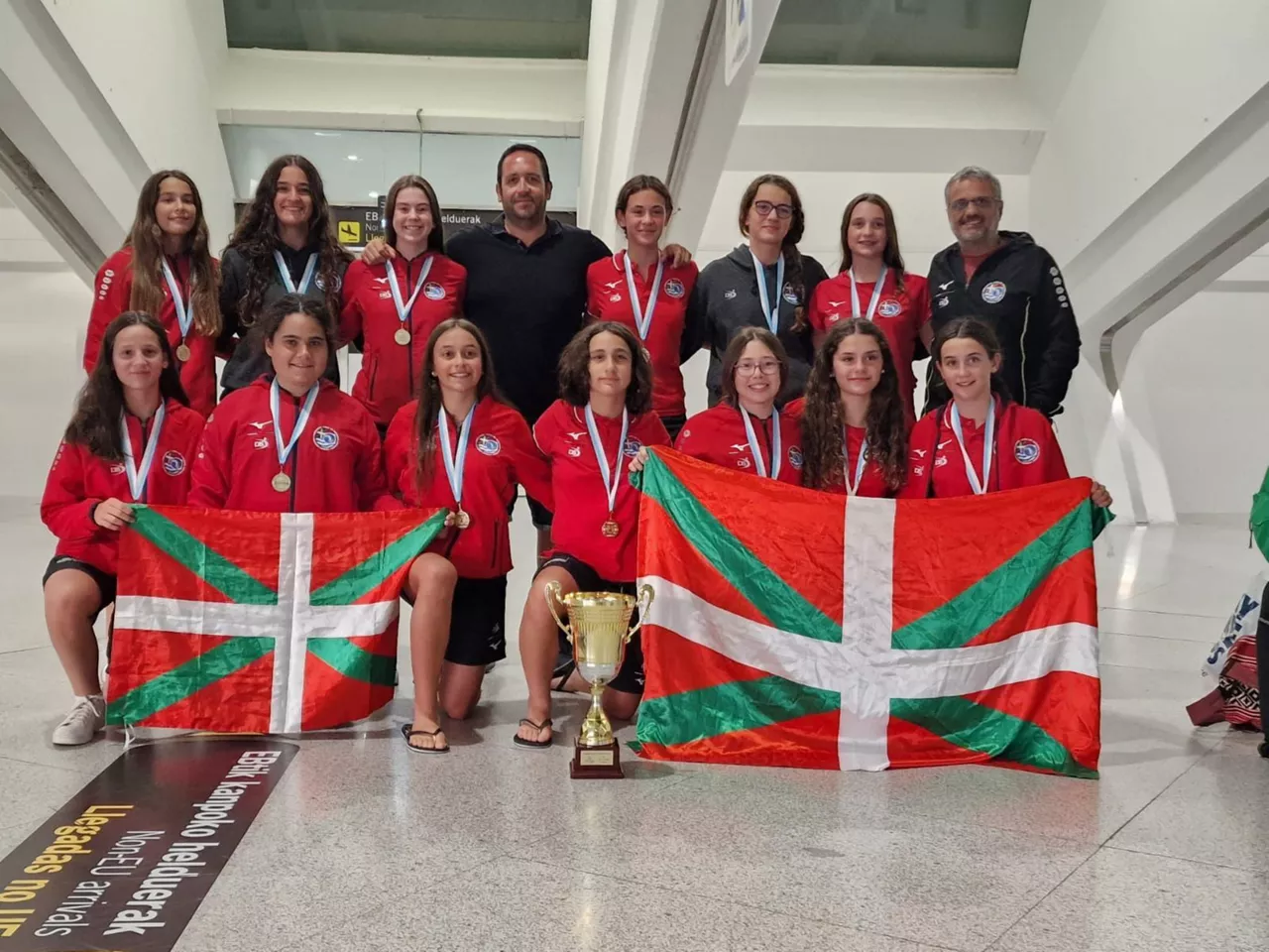 Euskal Selekzioa, Loiuko aireportuan, garaikurra aldean dutela. Argazkia: Euskal Selekzioa.