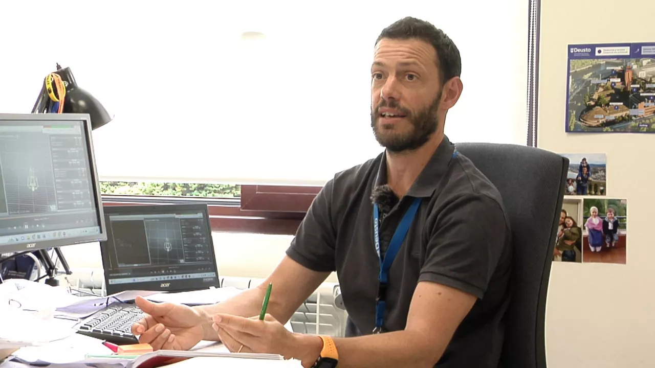 Patxi Leon arraunlari ohia Deustoko Unibertsitateko irakaslea da. EITB Mediako bideo bateko irudia