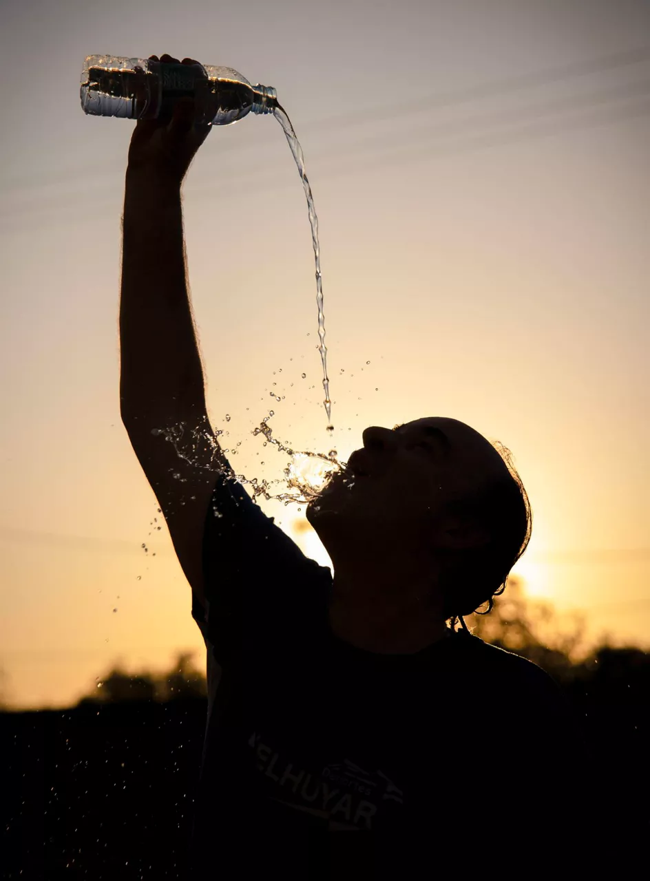 Una persona se refresca con agua debido las altas temperaturas. Foto: EFE