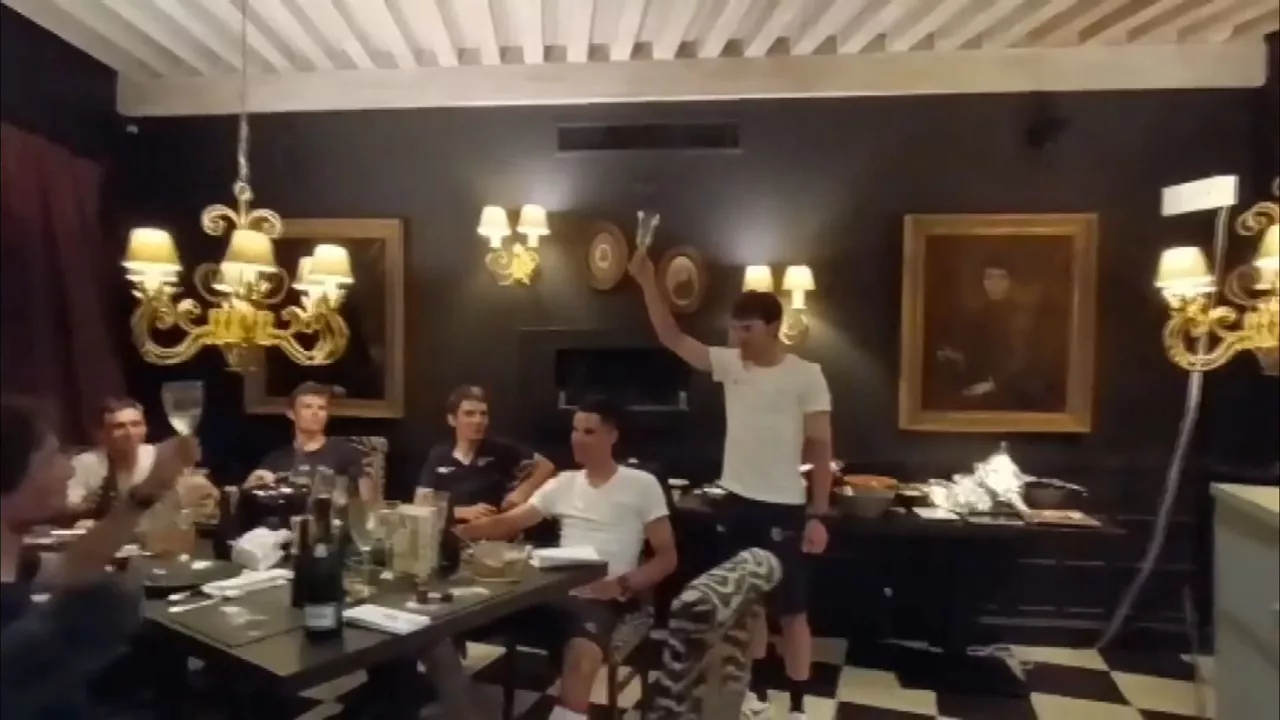 Jon Izagirre eta Cofidis taldeko kideak, garaipena ospatzen. EITB Mediako bideo bateko irudia