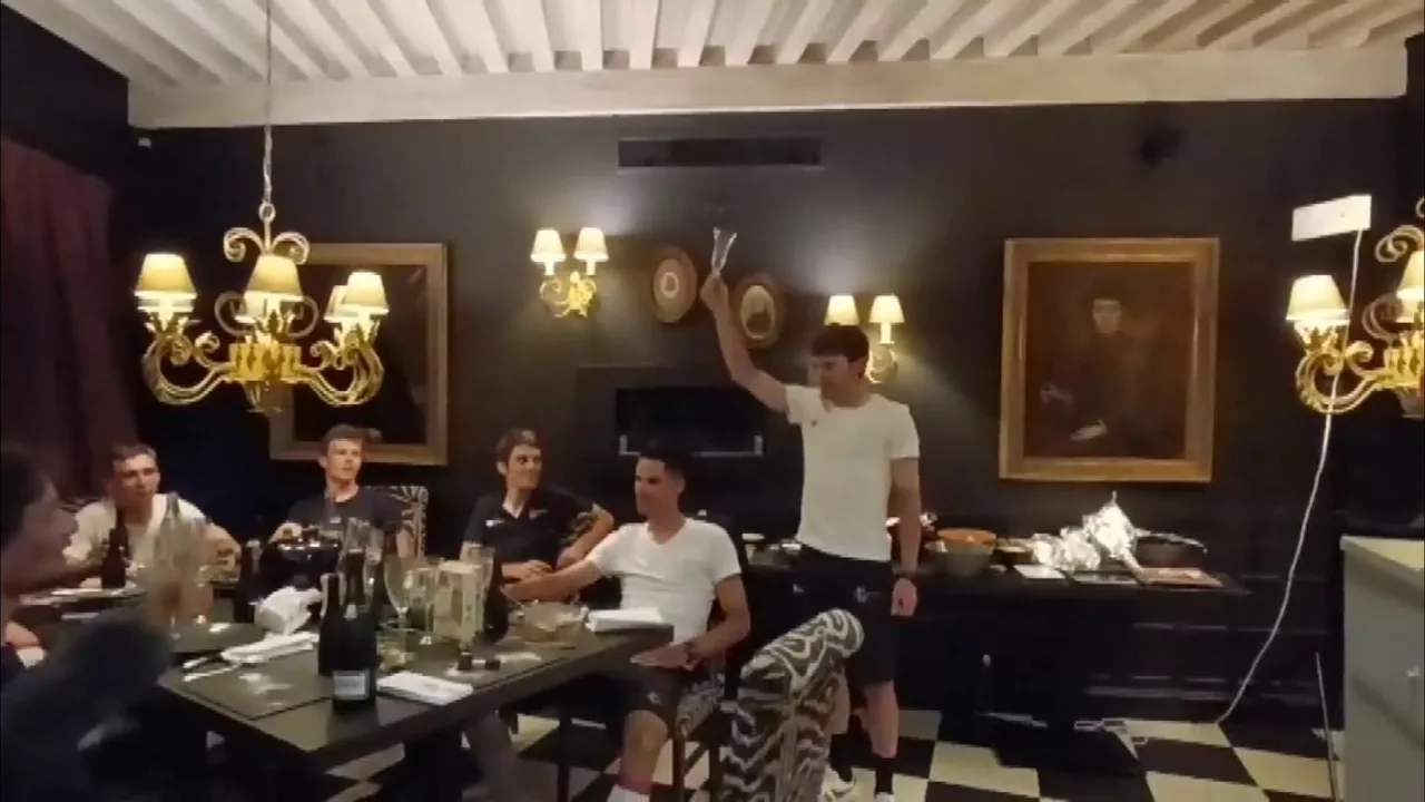 Jon Izagirre celebra la victoria con sus compañeros de Cofidis