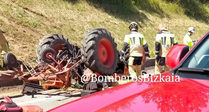 Hildakoa errepidetik gertu dagoen landa batean ari zen lanean. Argakzia: Bomberos Bizkaia