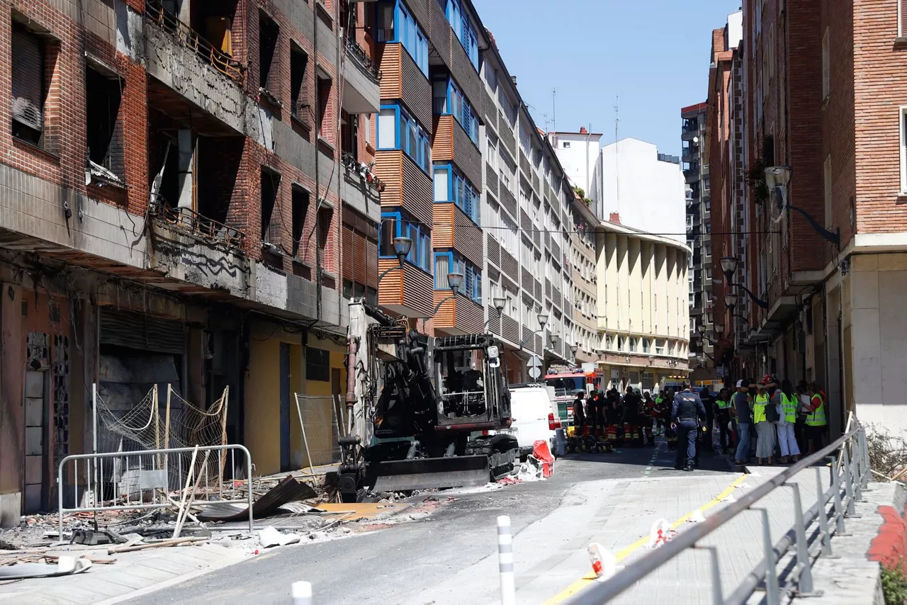 Los daños ocasionados visibles en la máquina del operario y la fachada del edificio. Foto: EFE