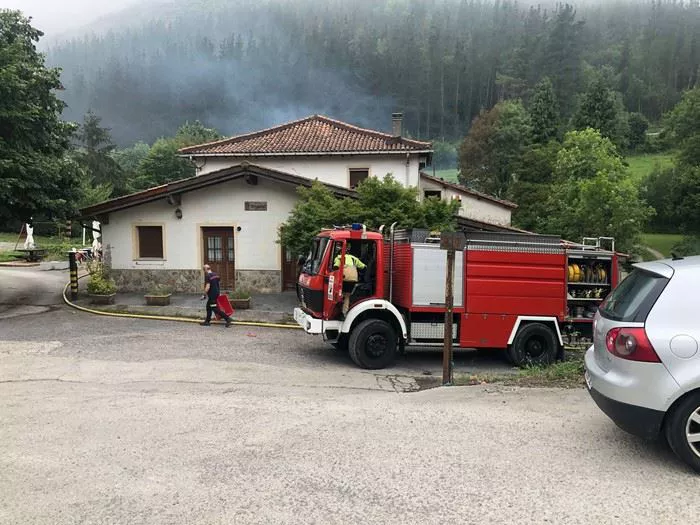 El caserío calcinado. Foto: Goiena