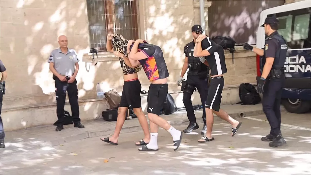 Atxilotuetako batzuk. Argazkia: EITB Media