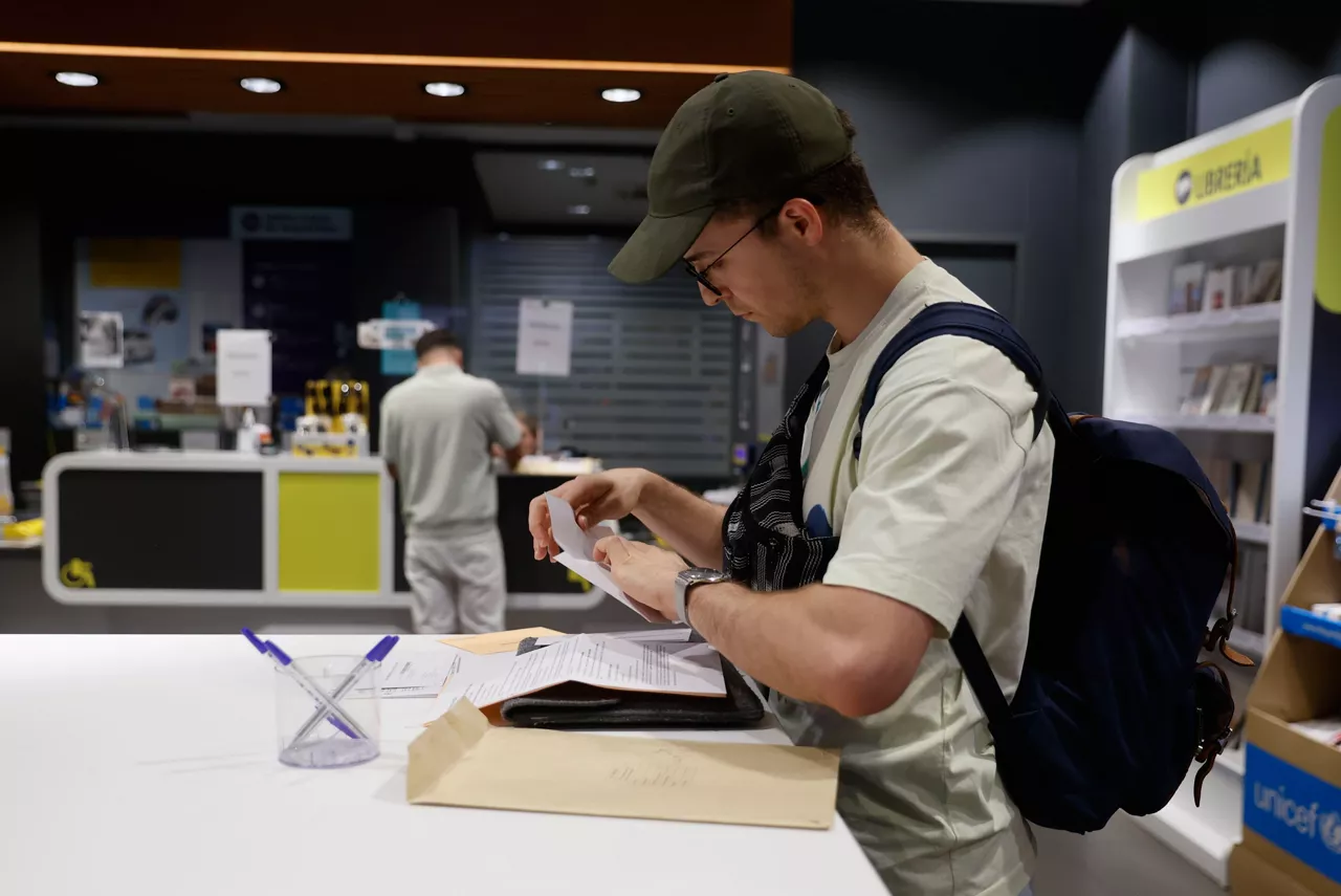 Hombre votando por correo.