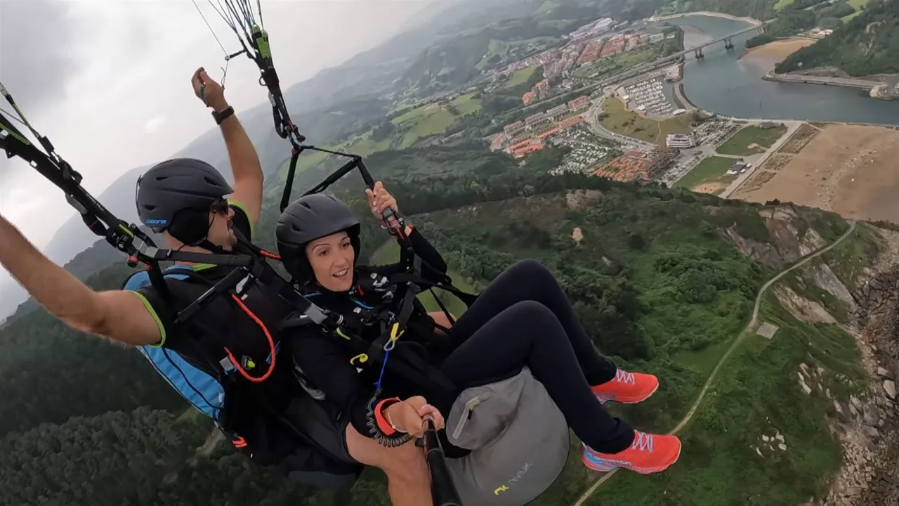 Joana Arcek parapentean hegan egin du