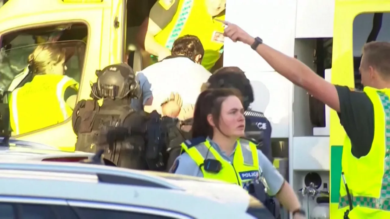 20230720084918_un-herido-en-tiroteo-de-auckland-es-atendido-en-ambulancia_