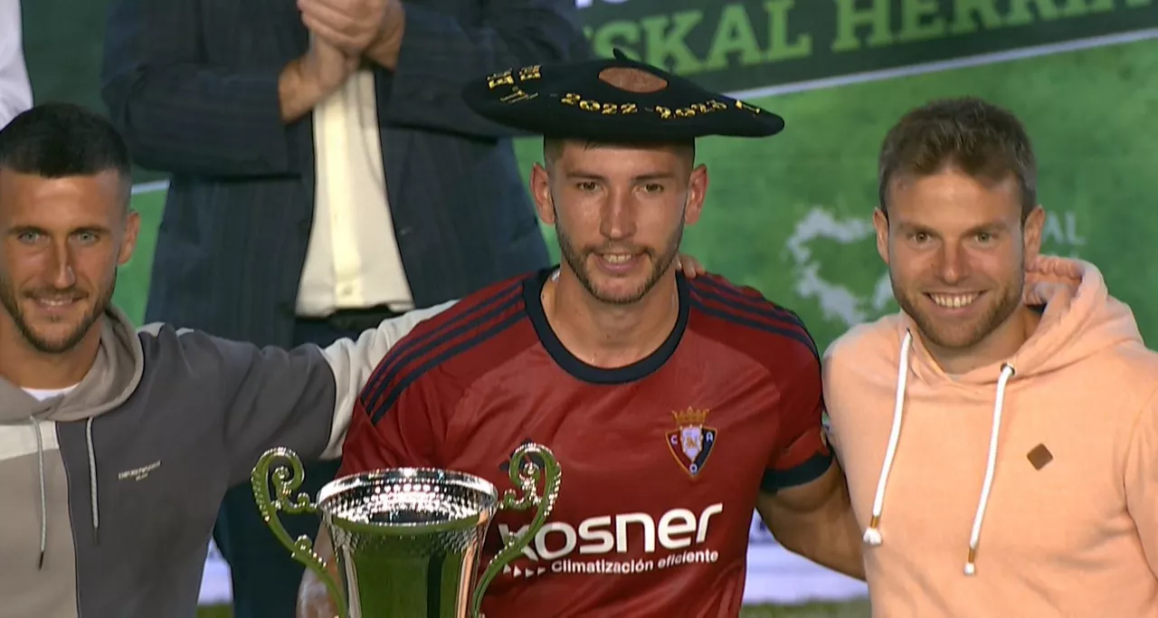 David Garcia Osasunako kapitaina, Oier Sanjurjorekin eta Asier Illarramendirekin (EITB Media).