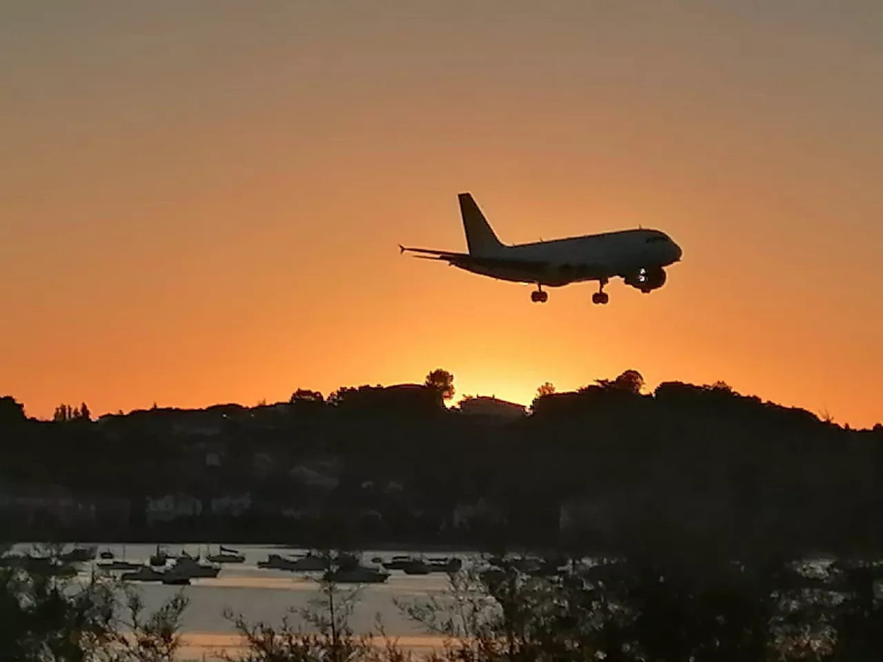 SALIENDO EL SOL Y EL AVIÓN