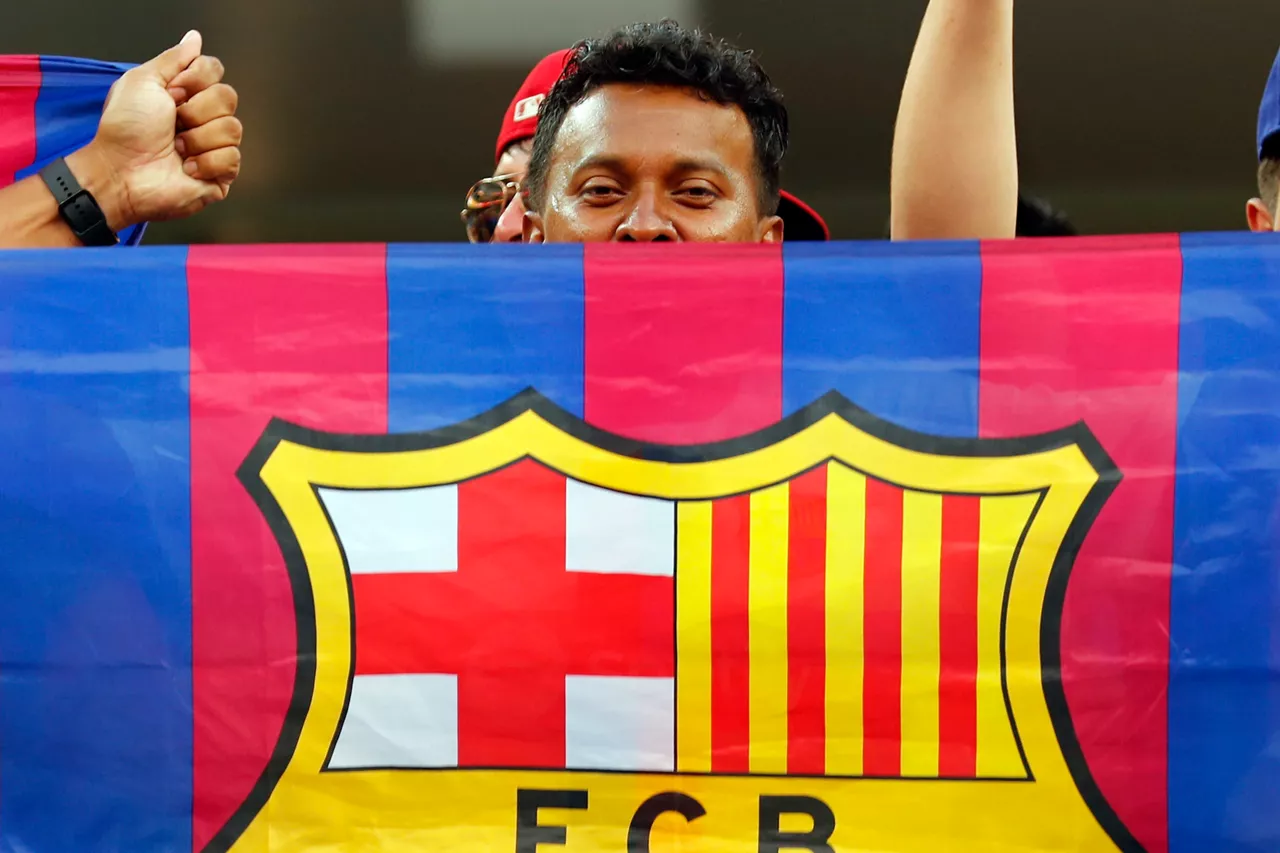 Zale bat Bartzelonako banderarekin. Argazkia: EFE